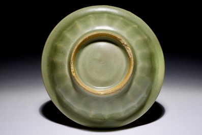 Een Chinese Longquan celadon schotel met &quot;Tweeling vissen&quot;, Song